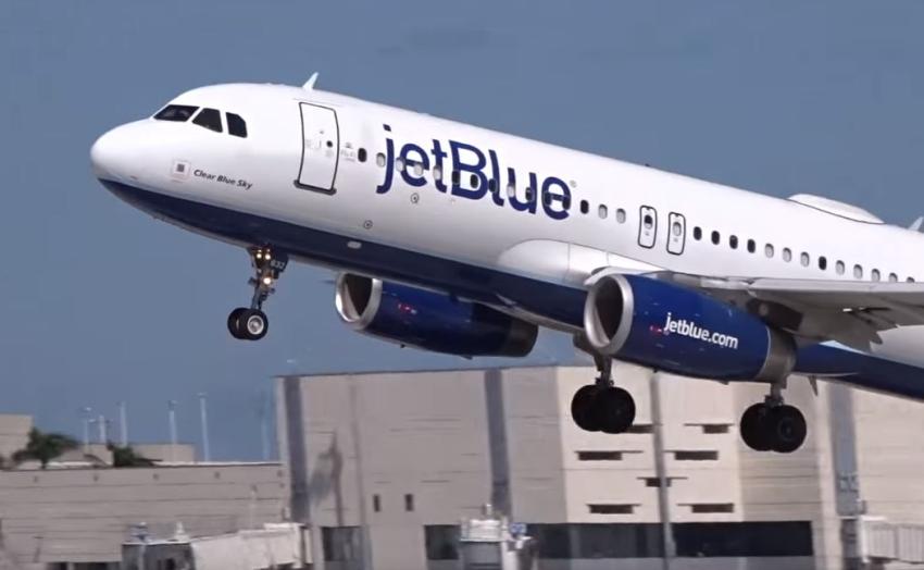 Investigan incendio en un avión JetBlue con pasajeros a bordo
