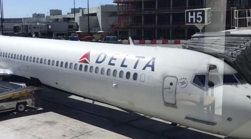 Avión de Delta tiene que realizar aterrizaje de emergencia por rajaduras en el parabrisas