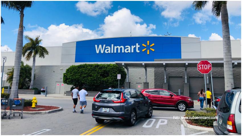 Se vuelve viral como un joven a través de Tik Tok reúne más de $180,000 dólares para que una empleada de 81 años de Walmart se jubile