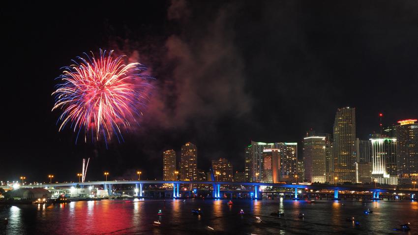 Residentes en Miami iluminan el cielo con fuegos artificiales celebrando el 4 de julio