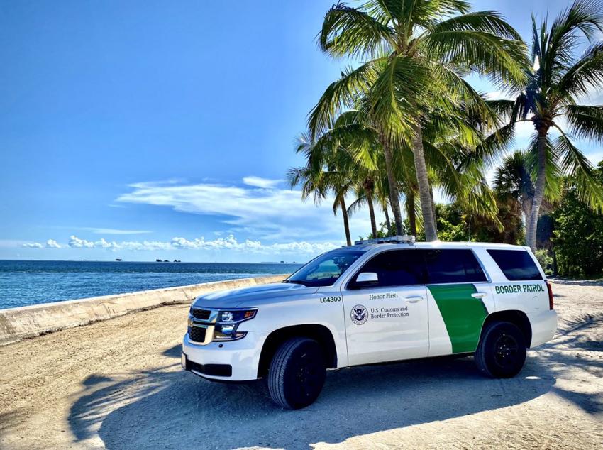 Agentes federales detienen a 18 balseros cubanos cerca de los Cayos de la Florida