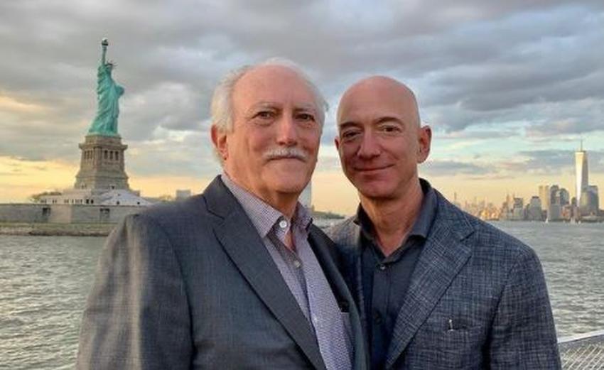 Multimillonario Jeff Bezos se emociona al hablar del papel de su padrastro cubano en su vida