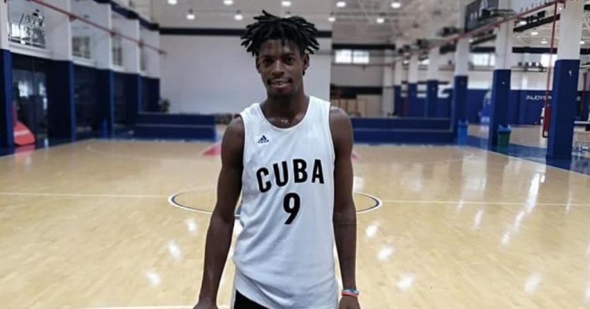 Jugador de baloncesto del equipo Cuba abandona la selección en un vuelo que hacía escala en Madrid