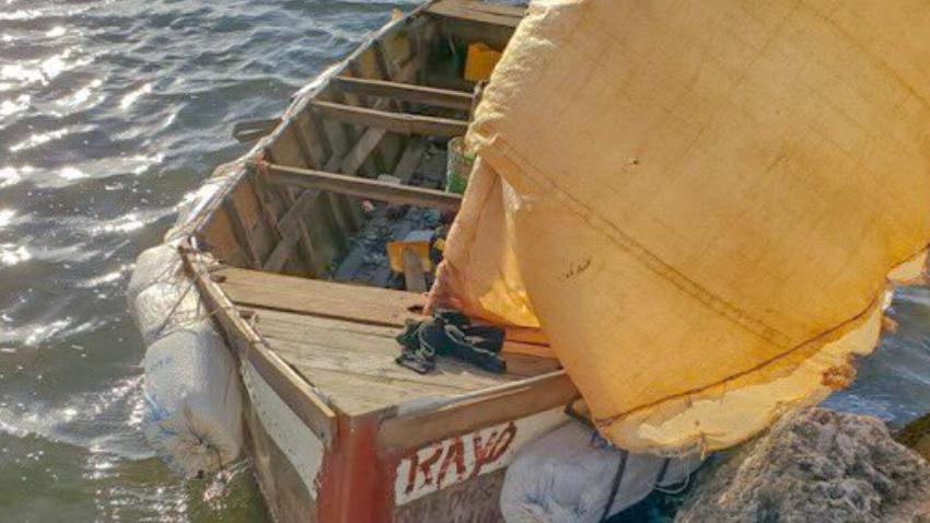 Grupo de 14 balseros cubanos llegan a los Cayos de la Florida en una embarcación rústica