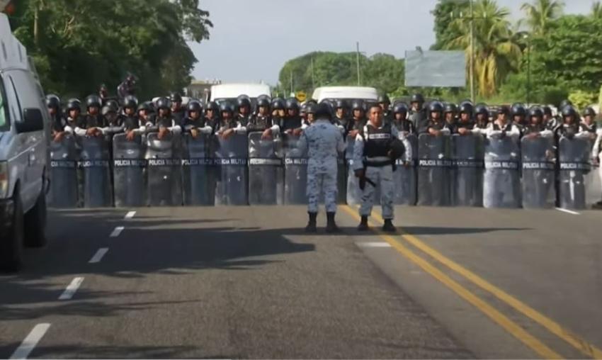 Caravana de migrantes cubanos y de otras nacionalidades rompen cerco policial mexicano para llegar a EEUU