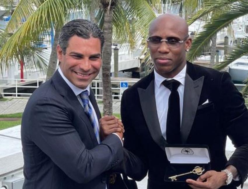 Boxeador cubano Yordenis Ugás recibe las llaves de la ciudad de Miami