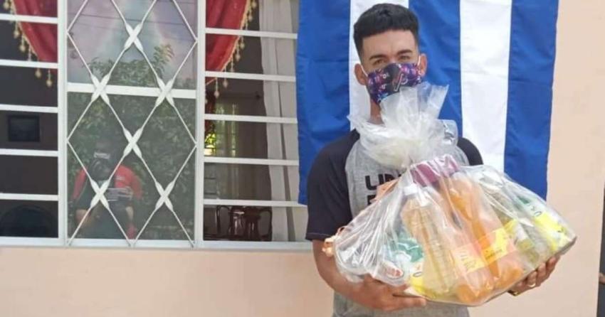 Pelotero cubano que no deserto en el Sub-23 en México recibe un combo de alimentos como premio