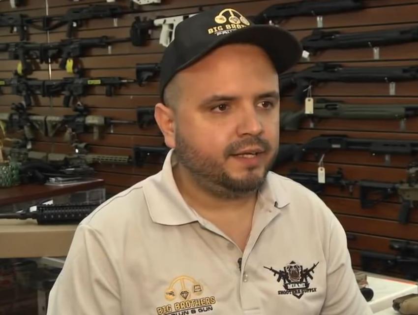 Roban 31 rifles de asalto y joyas valorados en 90 mil dólares de la tienda de un cubano en Miami