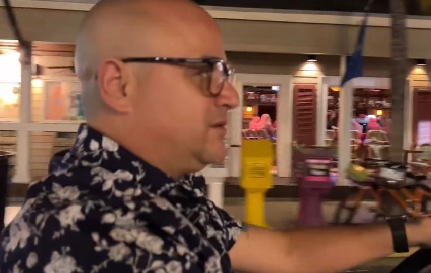 Humorista cubano Andy Vázquez responde mientras conducía a una ciberclaria, mostrándole cómo vive “sin trabajo” durante un paseo con su familia por los Cayos de Florida