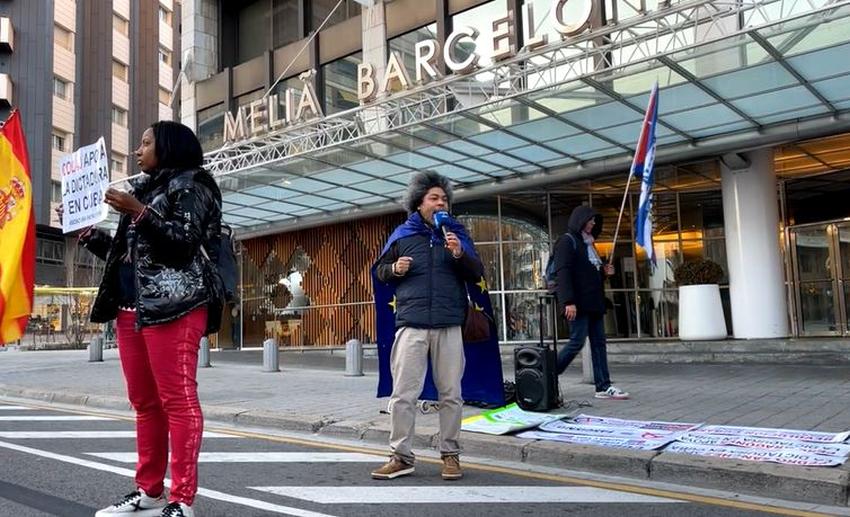 Grupo de cubanos protestan frente a las oficinas de la compañía hotelera Meliá en Barcelona