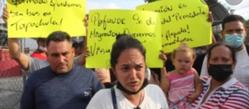 Protestan migrantes cubanos en la frontera entre México y Guatemala, pidiendo se les conceda una visa humanitaria