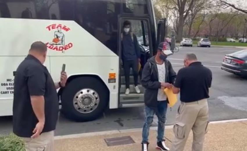 Texas envía autobuses cargados de inmigrantes, incluido cubanos, a Washington DC