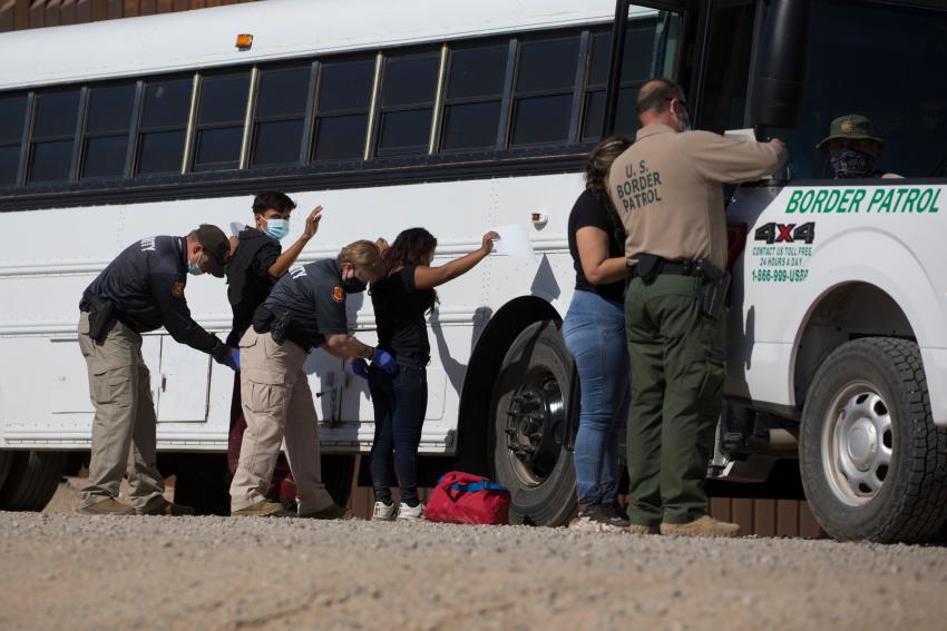 Administración Biden presenta plan para reforzar la frontera ante la ola de migrantes