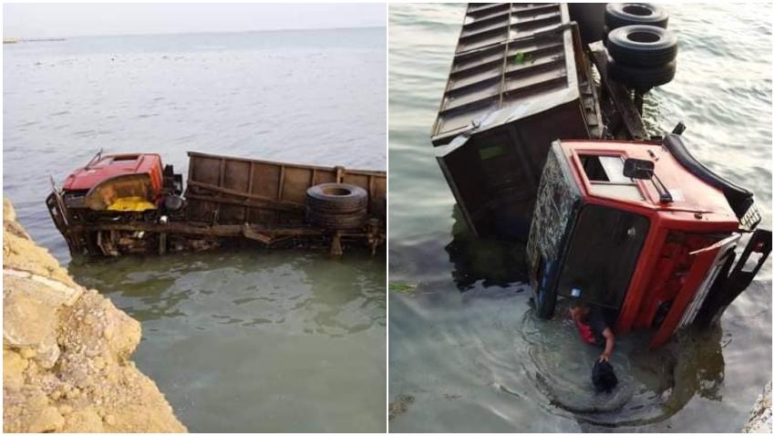 Un camión impacta el muro del malecón de manzanillo, en Granma y cae al mar