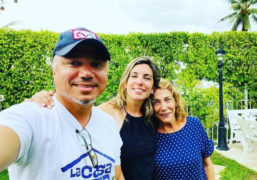Actriz cubana Coralita Veloz llega a Miami y encuentra con su familia