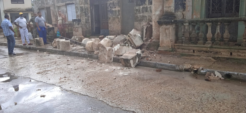 Camión de estudiantes pasaba en el momento justo en que se derrumbó un portal en Unión de Reyes, Matanzas