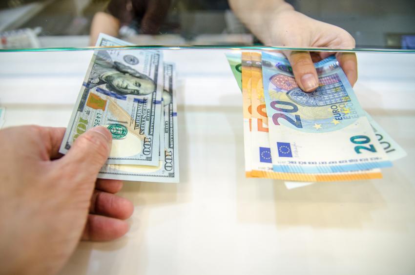 El euro y el dólar se ponen 1 a 1 por primera vez en 20 años