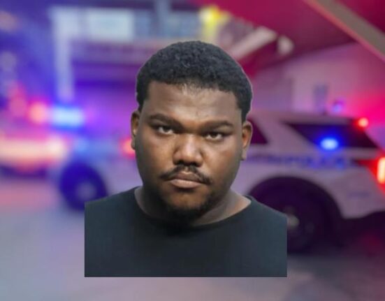 Arrestan al dependiente de una tienda en Miami que disparó a un cliente tras una disputa por supuestamente robar dulces