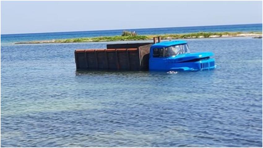 Un camión que intentaba llevar hasta el mar una embarcación de unos balseros se hunde en Baracoa