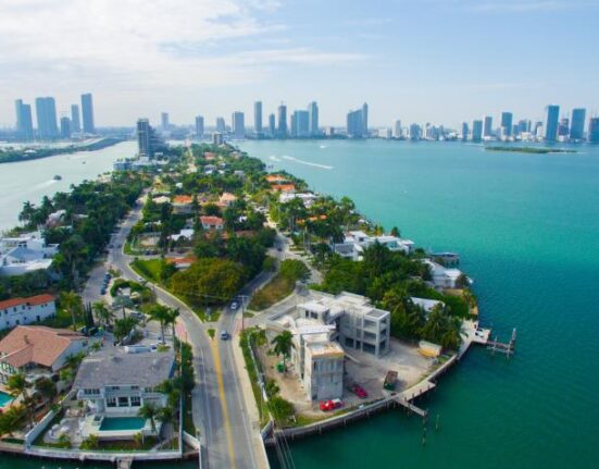 Precios de las casas en Miami-Dade baja por primera vez desde el 2021