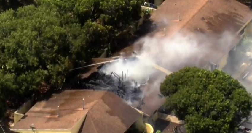 Se incendia una casa en Miami-Dade dejando a una familia sin hogar y un bombero herido