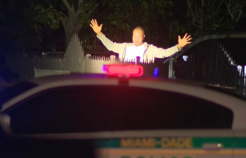 Hombre se entrega a la policía tras atrincherarse en su casa en Miami-Dade