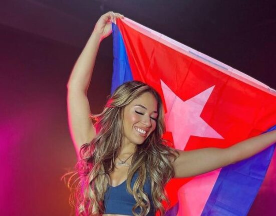 Reconocida joven de lucha libre profesional orgullosa de su descendencia cubana en este mes de la herencia hispana comparte fotos con la bandera de Cuba: “Mi corazón es de La Habana”