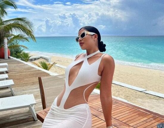 La Dura se despide del verano en Bahamas y muestra la belleza del entorno posando con varios bikinis, luciendo además su espectacular figura
