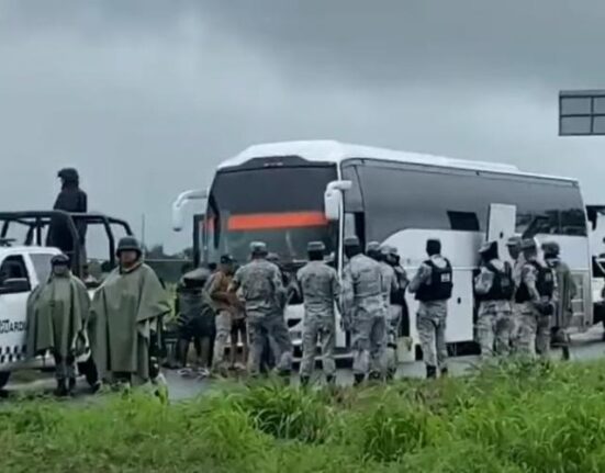 Migrantes cubanos se atrincheran y toman de rehén en un autobús de turismo en el estado de Veracruz, en México