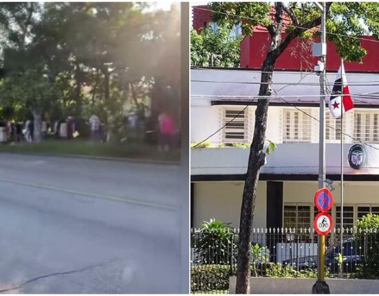 Largas colas de cubanos fuera de la sede de la embajada de Panamá en La Habana para ser atendidos