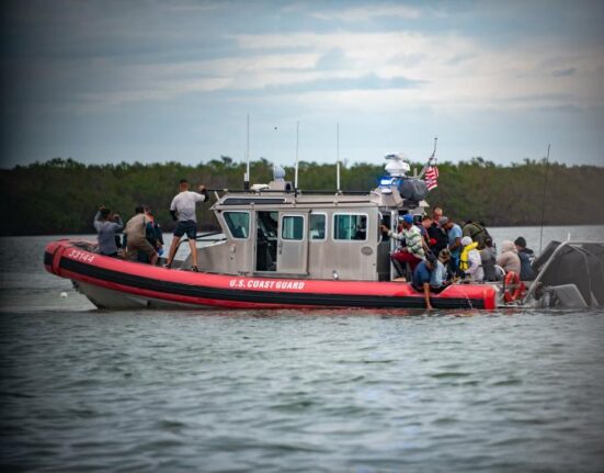 Pilotos de la Guardia Costera de EE.UU. detectan en pocas horas hasta cuatro embarcaciones de migrantes en el Estrecho de Florida