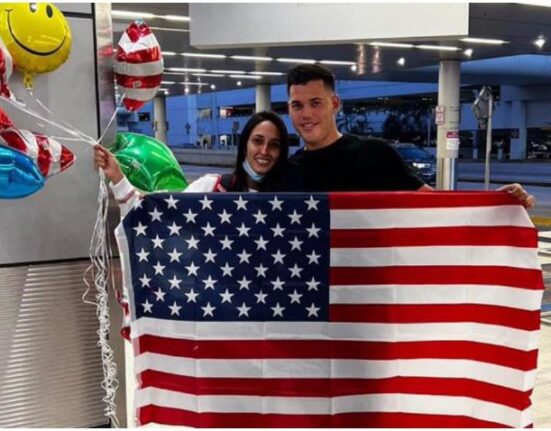 El joven pelotero cubano Luis Dariel Serrano llega a Estados Unidos tras el cruce de frontera por México