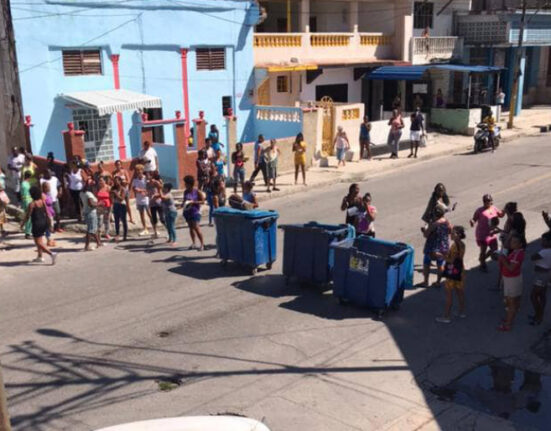 El régimen amenaza a los cubanos que protestan: "Cerrar vías es un delito"
