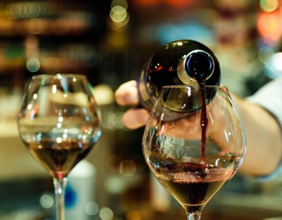 Compañía de vinos en Estados Unidos está pagando $100 mil dólares por viajar a cuatro países y ayudar en la elaboración de vinos