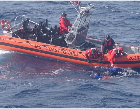 Guardia Costera de Estados Unidos reporta cinco personas desaparecidas en el mar mientras intentaban llegar a los Cayos de la Florida