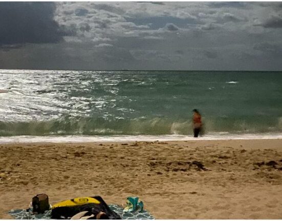 Llegan 12 balseros cubanos a las playas de Miami Beach