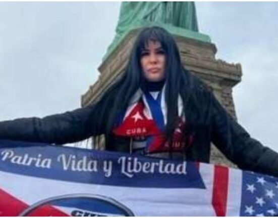 María Teresa Rafaelly en ocasión del Día Internacional de los Derechos Humanos lleva la bandera cubana hasta la Estatua de la Libertad en Nueva York