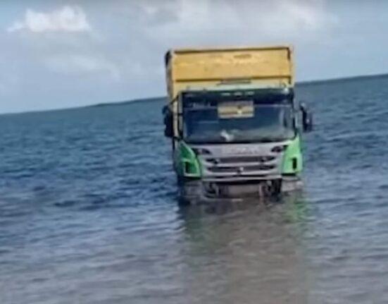 Cubano usa un camión estatal para trasladar la balsa a una costa por donde haría la travesía hacia Estados Unidos