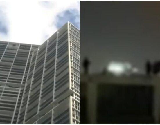 En cámara como saltadores hacen salto de alto riesgo desde un rascacielos de 50 pisos en Miami